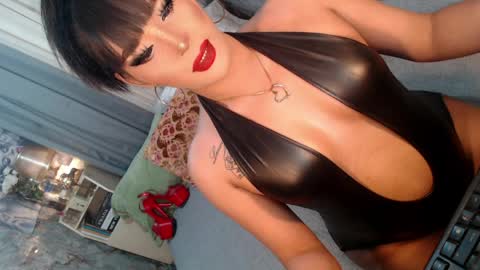 Snapshot of sierrafina_mcbride chatting on April 7, 4:02 am Sierrafina online show from April 7, 4:02 am