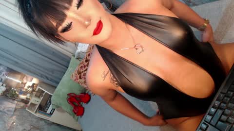 Snapshot of sierrafina_mcbride chatting on April 8, 5:40 am Sierrafina online show from April 8, 5:40 am