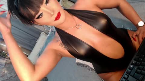 Snapshot of sierrafina_mcbride chatting on April 12, 4:50 am Sierrafina online show from April 12, 4:50 am