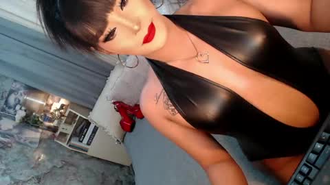 Snapshot of sierrafina_mcbride chatting on April 14, 6:41 am Sierrafina online show from April 14, 6:41 am