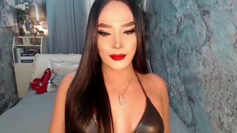 Snapshot of sierrafina_mcbride chatting on April 15, 5:03 am Sierrafina online show from April 15, 5:03 am