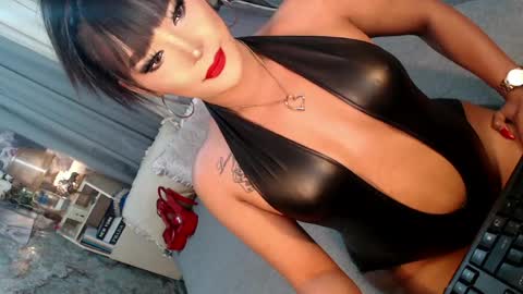 Snapshot of sierrafina_mcbride chatting on April 20, 5:21 am Sierrafina online show from April 20, 5:21 am