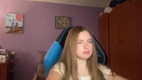 Snapshot of silksinner_ chatting on May 18, 7:36 am Erica online show from May 18, 7:36 am