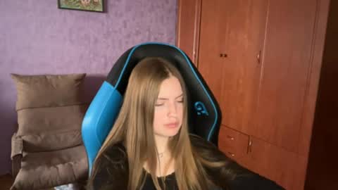 Snapshot of silksinner_ chatting on May 27, 12:46 pm Erica online show from May 27, 12:46 pm
