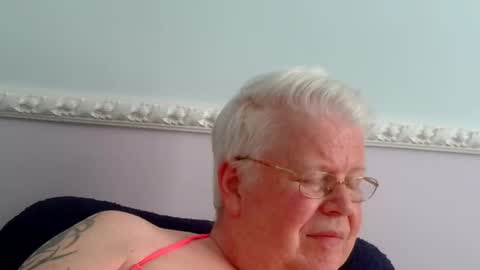 Snapshot of silverfoxpauly chatting on May 26, 12:56 pm silverfoxpauly online show from May 26, 12:56 pm