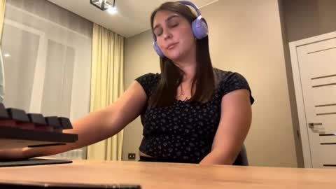 Snapshot of simapickford chatting on September 30, 10:09 am Rose online show from September 30, 10:09 am