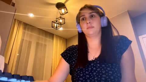 Snapshot of simapickford chatting on October 10, 10:03 am Rose online show from October 10, 10:03 am