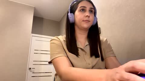 Snapshot of simapickford chatting on October 15, 10:04 am Rose online show from October 15, 10:04 am