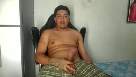 Snapshot of simon222_hot chatting on February 28, 11:06 pm simonxxl online show from February 28, 11:06 pm