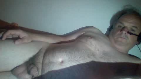 Snapshot of sircamalot45 chatting on June 16, 9:17 pm sircamalot45 online show from June 16, 9:17 pm