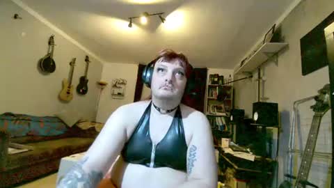 Snapshot of sissylovedoll chatting on June 12, 1:59 am Tiffany Candy online show from June 12, 1:59 am
