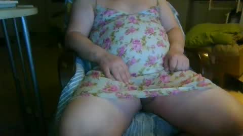 Snapshot of sissymarika chatting on December 10, 5:07 am Marika online show from December 10, 5:07 am