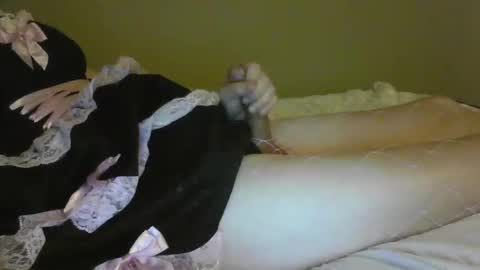 Snapshot of sissyriley24 chatting on December 3, 5:48 am sissyriley24 online show from December 3, 5:48 am