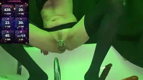 Snapshot of sissysl_vesylvia chatting on December 6, 12:56 am sylvia online show from December 6, 12:56 am