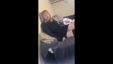 Snapshot of sissywhiteb chatting on April 26, 4:21 am sissywhiteb online show from April 26, 4:21 am