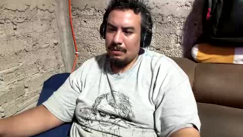 Snapshot of skinhell chatting on November 3, 1:08 am Elias online show from November 3, 1:08 am