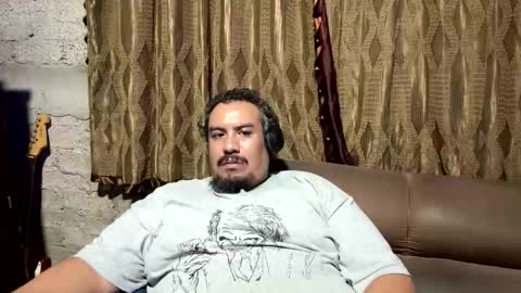 Snapshot of skinhell chatting on March 18, 1:09 am Elias online show from March 18, 1:09 am