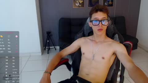 Snapshot of skinny_bigcock20 chatting on April 29, 9:21 pm skinny_bigcock20 online show from April 29, 9:21 pm