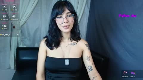 Snapshot of skinny_emily chatting on April 4, 8:06 pm Emily Rojas online show from April 4, 8:06 pm