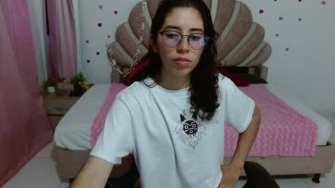 Snapshot of skinny_hot723 chatting on May 24, 6:35 pm Raelle online show from May 24, 6:35 pm
