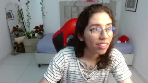 Snapshot of skinny_hot723 chatting on May 29, 1:25 am Raelle online show from May 29, 1:25 am