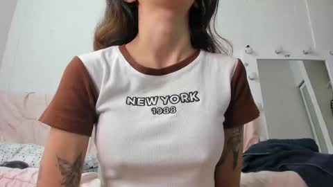 Snapshot of skinnyandcute_ chatting on May 18, 12:00 pm Mariah Black online show from May 18, 12:00 pm
