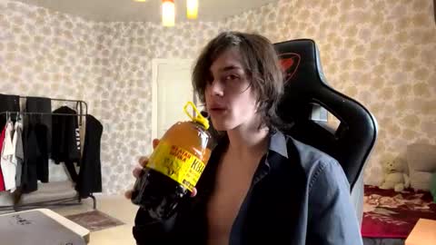 Snapshot of skinnyfitboi chatting on May 3, 11:49 am skinnyfitboi online show from May 3, 11:49 am