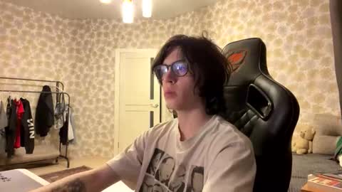 Snapshot of skinnyfitboi chatting on May 15, 1:23 am skinnyfitboi online show from May 15, 1:23 am