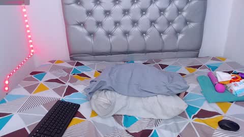 Snapshot of skinnyy_andtight chatting on December 12, 4:32 pm Alexa online show from December 12, 4:32 pm