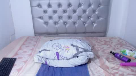 Snapshot of skinnyy_andtight chatting on February 8, 6:33 am Alexa online show from February 8, 6:33 am