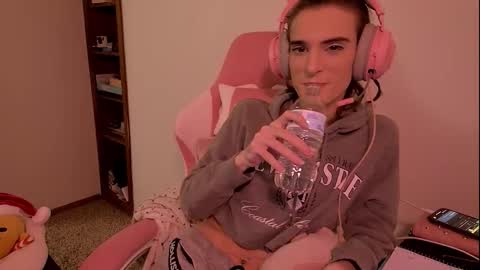 Snapshot of sky4dylancb chatting on December 1, 6:18 am Gem online show from December 1, 6:18 am