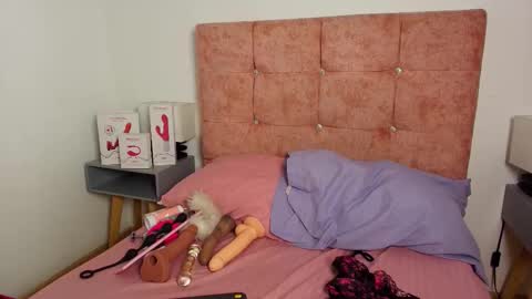 skye moore online show from October 14, 12:06 pm