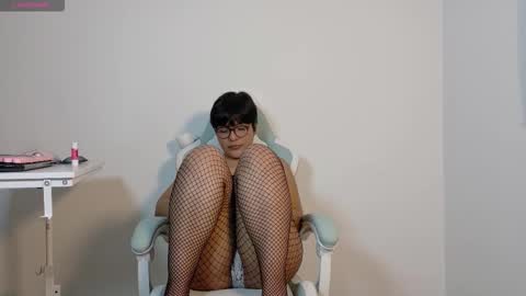 Snapshot of skye_nerdy chatting on October 10, 5:28 am SKYE. online show from October 10, 5:28 am