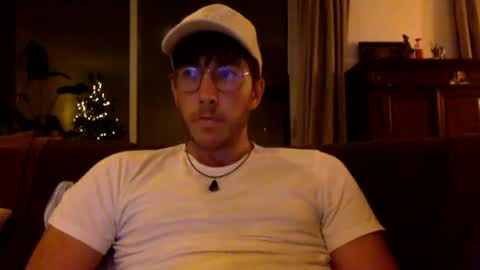 skyisthelimit1995 online show from December 17, 8:15 pm