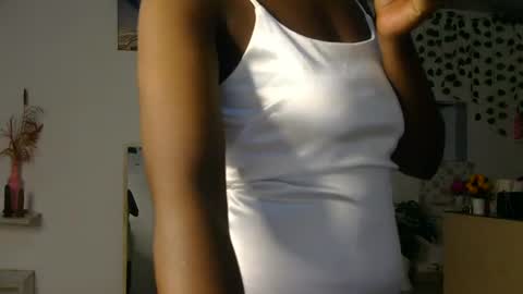 Snapshot of skyy_brown chatting on June 23, 12:41 am Bella online show from June 23, 12:41 am