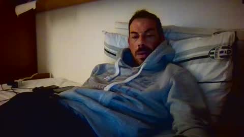 Snapshot of slevin1983 chatting on December 8, 8:15 pm slevin online show from December 8, 8:15 pm