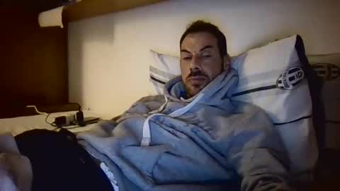 Snapshot of slevin1983 chatting on March 7, 12:04 am slevin online show from March 7, 12:04 am