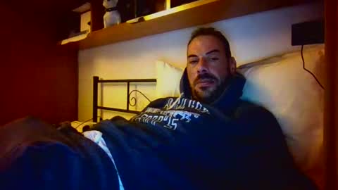 Snapshot of slevin1983 chatting on November 11, 6:52 pm slevin online show from November 11, 6:52 pm