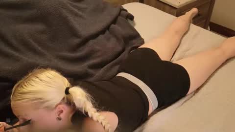 Snapshot of slip_inslide chatting on February 19, 11:39 am slip_inslide online show from February 19, 11:39 am