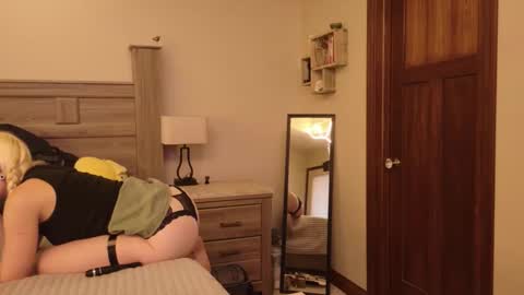 Snapshot of slip_inslide chatting on February 22, 11:47 pm slip_inslide online show from February 22, 11:47 pm