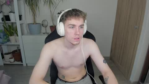 Snapshot of slippery_baby chatting on January 24, 10:00 am Mila online show from January 24, 10:00 am