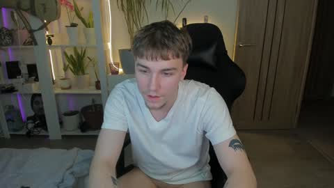 Snapshot of slippery_baby chatting on February 4, 7:00 pm Mila online show from February 4, 7:00 pm