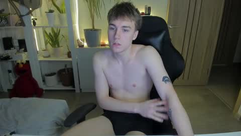 Snapshot of slippery_baby chatting on February 11, 3:51 pm Mila online show from February 11, 3:51 pm