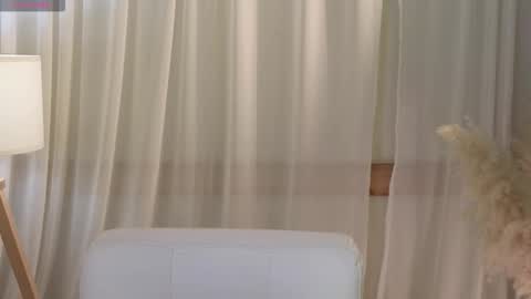 Snapshot of slow_flower chatting on February 4, 12:22 pm Emilia online show from February 4, 12:22 pm