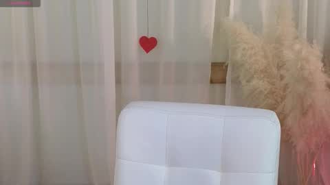 Snapshot of slow_flower chatting on February 14, 12:24 pm Emilia online show from February 14, 12:24 pm