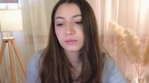 Snapshot of slow_flower chatting on March 1, 12:18 pm Emilia online show from March 1, 12:18 pm