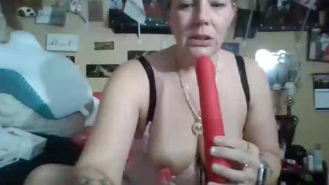 Snapshot of slutqueen_love chatting on October 26, 10:54 am slutqueen_love online show from October 26, 10:54 am