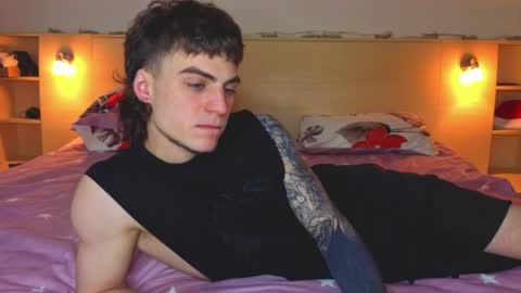 Snapshot of sly_gus chatting on May 1, 12:54 pm Gus online show from May 1, 12:54 pm