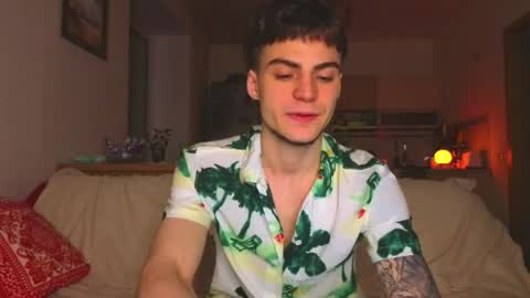 Snapshot of sly_gus chatting on May 6, 9:31 pm Gus online show from May 6, 9:31 pm