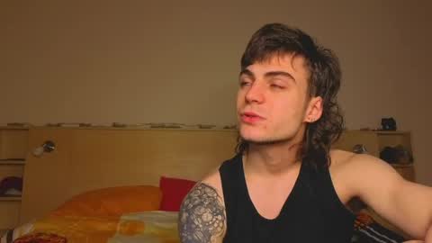 Snapshot of sly_gus chatting on May 31, 2:46 pm Gus online show from May 31, 2:46 pm